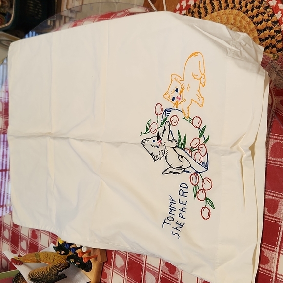 Vintage Embroidered Pillowcase - Picture 5 of 5